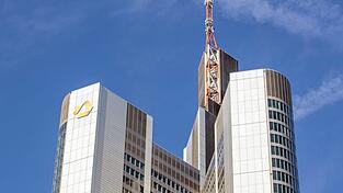 Baut die Commerzbank im Kampf gegen eine Übernahme durch die Unicredit tausende Arbeitsplätze ab? (Archivbild)