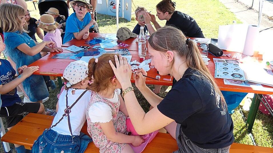 Kinderschminken kommt nie aus der Mode. Kinderschminken kommt nie aus der Mode.