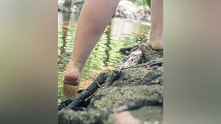 Gegen geschwollene Beine: Schwimmen und Lymphdrainage erleichtern den Wasserabtransport. Gegen geschwollene Beine: Schwimmen und Lymphdrainage erleichtern den Wasserabtransport.