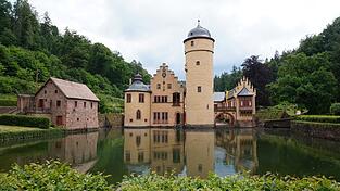 Schloss Mespelbrunn ist eines der touristischen Highlights im Spessart. In dem Schloss wurden Teile des Kinofilms &laquo;Das Wirtshaus im Spessart&raquo; gedreht.
