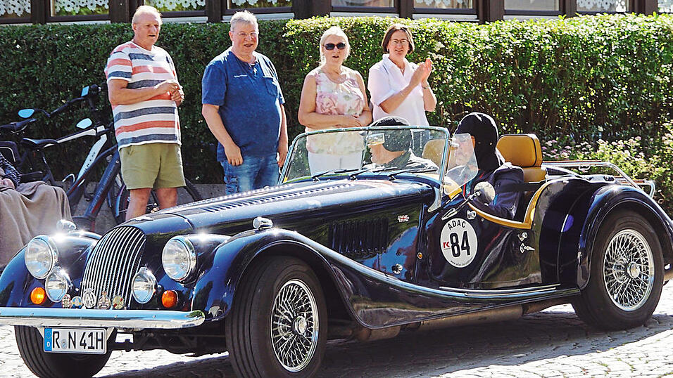 Ein Morgan Plus 8, gebaut im Stil der Drei&szlig;igerjahre, mit 190 PS. Zu sehen ist er hier bei der Ankunft auf dem Wiesenter Dorfplatz.