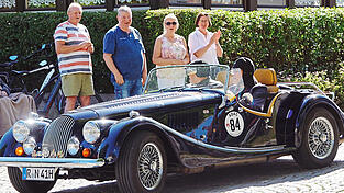 Ein Morgan Plus 8, gebaut im Stil der Drei&szlig;igerjahre, mit 190 PS. Zu sehen ist er hier bei der Ankunft auf dem Wiesenter Dorfplatz.
