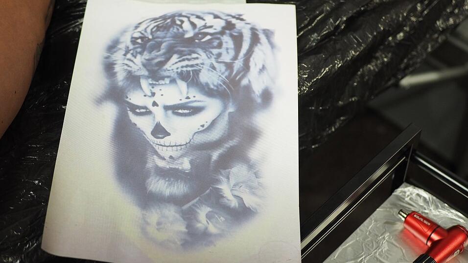 Rund 40 Aussteller und etwa 90 Tattoo-Künstler sind auf der Tattoo Convention in Straubing vertreten. Rund 40 Aussteller und etwa 90 Tattoo-Künstler sind auf der Tattoo Convention in Straubing vertreten.