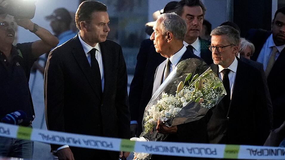 Der portugiesische Präsident Marcelo Rebelo de Sousa, der Blumen trägt, der Bürgermeister von Lissabon, Carlos Moedas (r) und Ministerpräsident Luís Montenegro (l) zeigten sich erschüttert über das Unglück.
