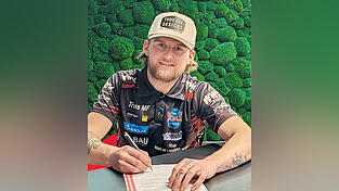 Leon Flint hat beim Sponsorenabend bis 2026 unterschrieben. Leon Flint hat beim Sponsorenabend bis 2026 unterschrieben.