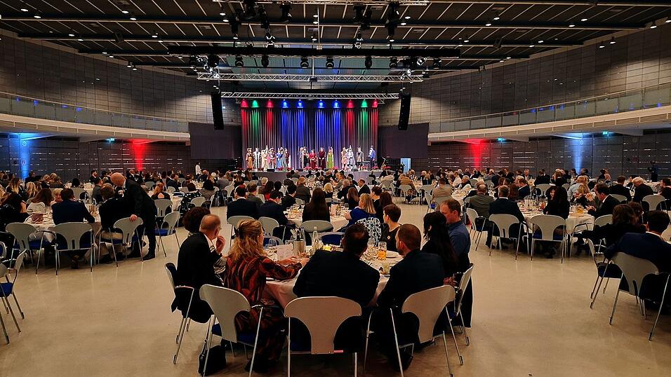 Rund 300 Vertreter aus der Tourismusbranche von 15 Ländern bewirtete die Stadt am Dienstagabend. Rund 300 Vertreter aus der Tourismusbranche von 15 Ländern bewirtete die Stadt am Dienstagabend.