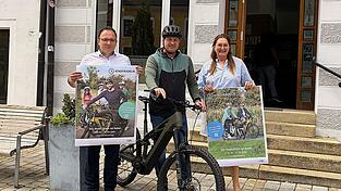 Christian Weihrauch (Mitte) bringt Cham das Fahrradfahren näher. Christian Weihrauch (Mitte) bringt Cham das Fahrradfahren näher.