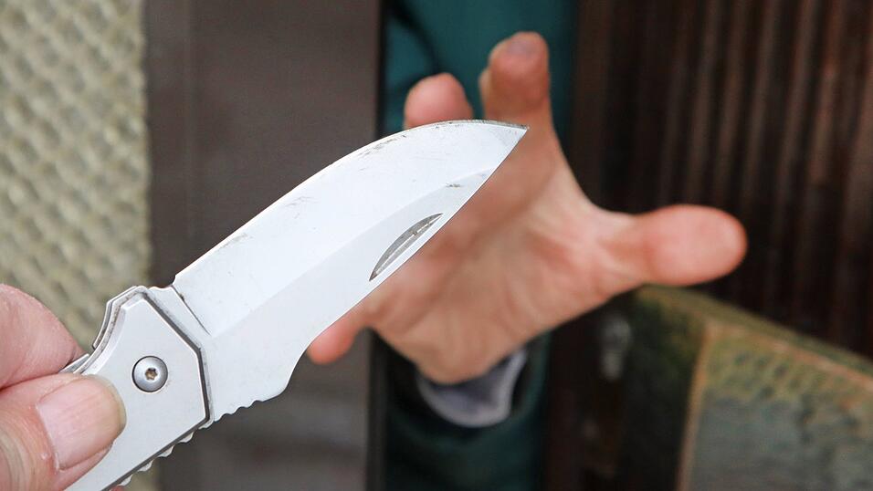 Am Freitag wurde ein Mann in einer Bankfiliale in Altdorf mit einem Messer bedroht. Am Freitag wurde ein Mann in einer Bankfiliale in Altdorf mit einem Messer bedroht.
