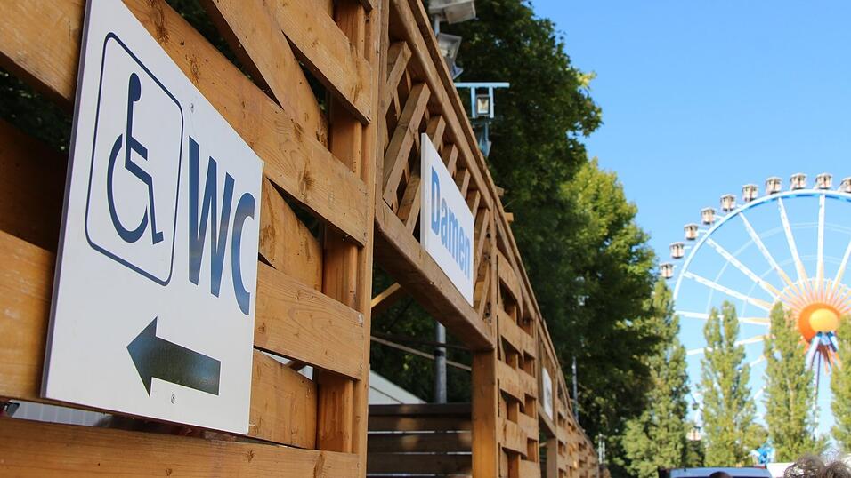 Behinderten-Toiletten sind f&uuml;r jedes Festzelt vorhanden und entsprechend ausgeschildert. In manchen Festzelten musste am Donnerstag noch nachgebessert werden.