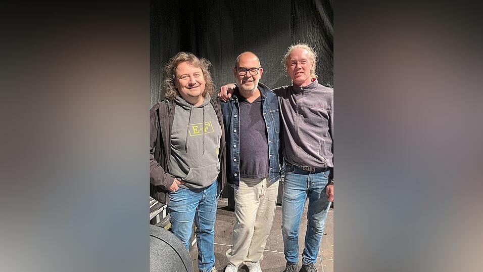 Hannes Ringlstetter mit 'Aushilfsgitarrist' Mick Krämer, der öfter mal für Jochen Goricnik (rechts) einspringt. Hannes Ringlstetter mit 'Aushilfsgitarrist' Mick Krämer, der öfter mal für Jochen Goricnik (rechts) einspringt.