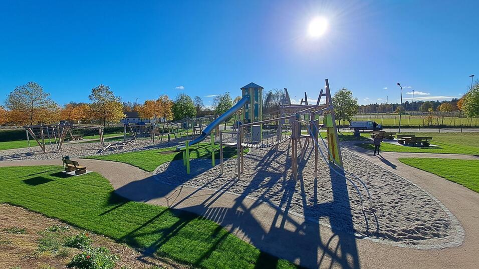 Dank 800 Quadratmeter Rollrasen konnte der Spielplatz noch in diesem Jahr eröffnet werden. Ein Dutzend Bäume folgt noch im Dezember. Dank 800 Quadratmeter Rollrasen konnte der Spielplatz noch in diesem Jahr eröffnet werden. Ein Dutzend Bäume folgt noch im Dezember.