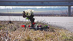 Blumen und Kerzen an der Staatsstraße 2146 zwischen Sünching und Riekofen. Hier hat am 4. September ein Mann sein Leben verloren. Blumen und Kerzen an der Staatsstraße 2146 zwischen Sünching und Riekofen. Hier hat am 4. September ein Mann sein Leben verloren.