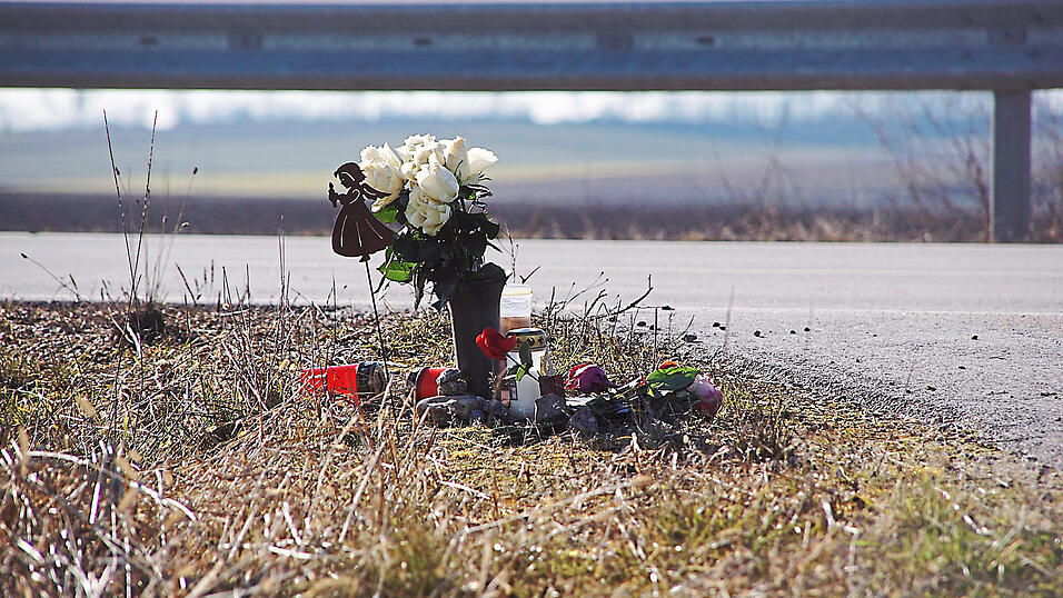 Blumen und Kerzen an der Staatsstra&szlig;e 2146 zwischen S&uuml;nching und Riekofen. Hier hat am 4. September ein Mann sein Leben verloren.