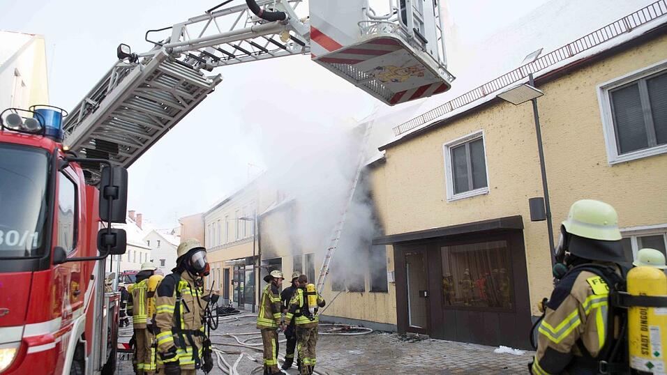 Inmitten dieses brennenden Hauses in der Griesgasse in Dingolfing entdeckte die Feuerwehr die Leiche.