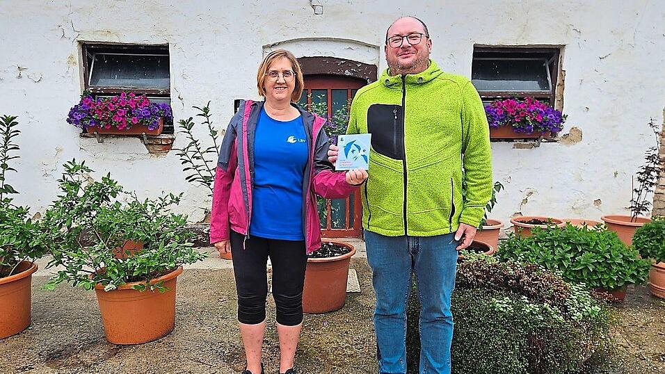 Heike Herzig, Vorstandsmitglied des LBV Dingolfing-Landau, mit Johann Flexeder