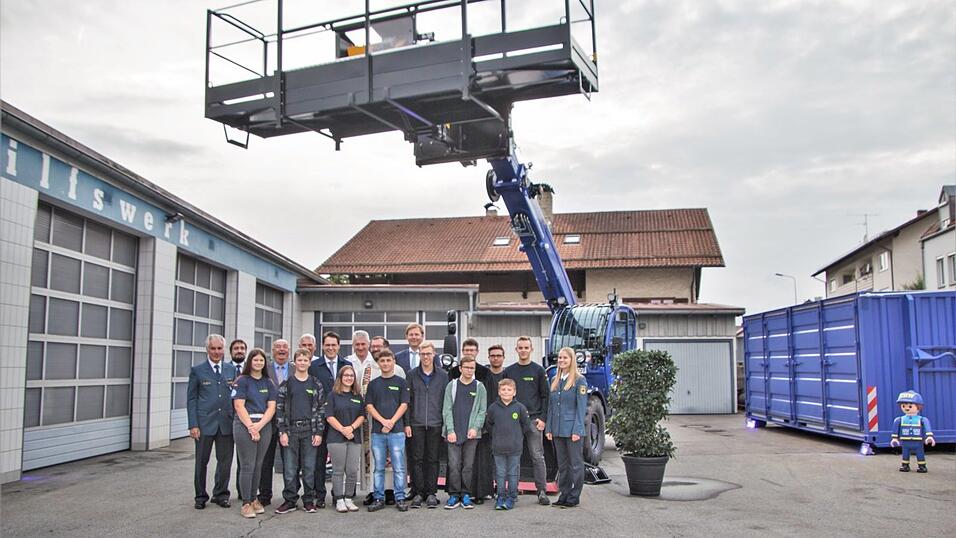 Ganz Deggendorf freut sich &uuml;ber das neue Fahrzeug des Technischen Hilfswerks: Dienststellenleiter Roland Mayer (hinten, v. l.), Sachbearbeiter Michael Wiedinger, stellvertretender Landrat Josef F&auml;rber, Polizeihauptkommissar Werner Feilmeier, OB Dr. Christian Moser, Polizeihauptkommissar Hermann Bieringer, Pfarrer Martin Neidl, MdB Thomas Erndl, Pfarrer Klaus-Ulrich Bomhard, Jugendbetreuer Christoph Mayr mit dem Nachwuchs Erik, Johannes, Konstantin, Lena, Larissa, Magdalena, Marcel, Quirin, Rebecca, Simon und Valentin.