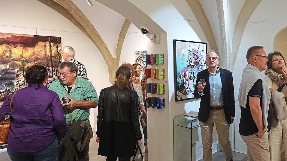 Interessierte G&auml;ste in der Galerie Art Affair.