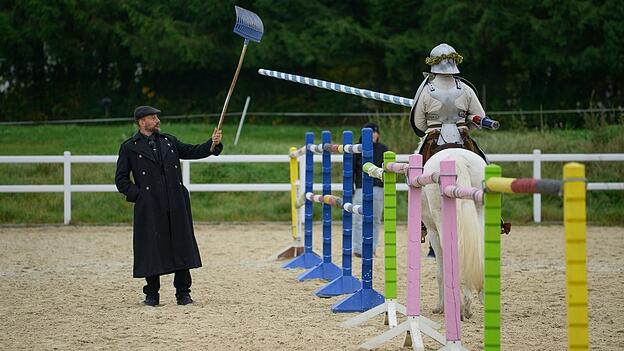 Arne Koets hat über 25 Jahre Erfahrung, was historischen Kampf zu Pferd angeht - die Ritter der Landshuter Hochzeit trainiert er auch mit ungewöhnlichen Methoden, wie zum Beispiel hier mit einem Rechen. Er soll die Pferde auf die Gegebenheiten beim Turnier vorbereiten.