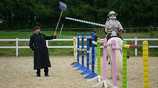Arne Koets hat über 25 Jahre Erfahrung, was historischen Kampf zu Pferd angeht - die Ritter der Landshuter Hochzeit trainiert er auch mit ungewöhnlichen Methoden, wie zum Beispiel hier mit einem Rechen. Er soll die Pferde auf die Gegebenheiten beim Turnier vorbereiten.
