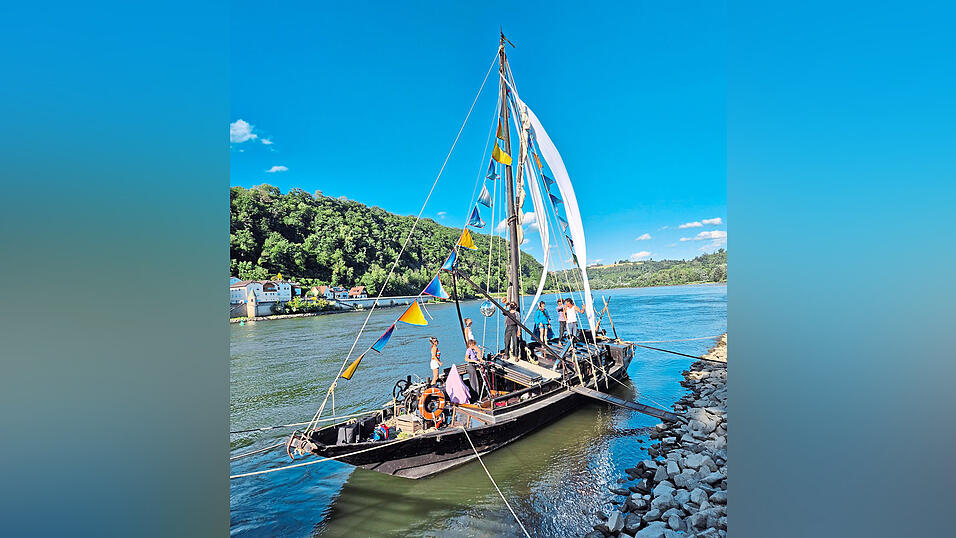 Das Schiff ist Lastkähnen, wie sie früher auf der Loire unterwegs waren, nachempfunden. Das Schiff ist Lastkähnen, wie sie früher auf der Loire unterwegs waren, nachempfunden.