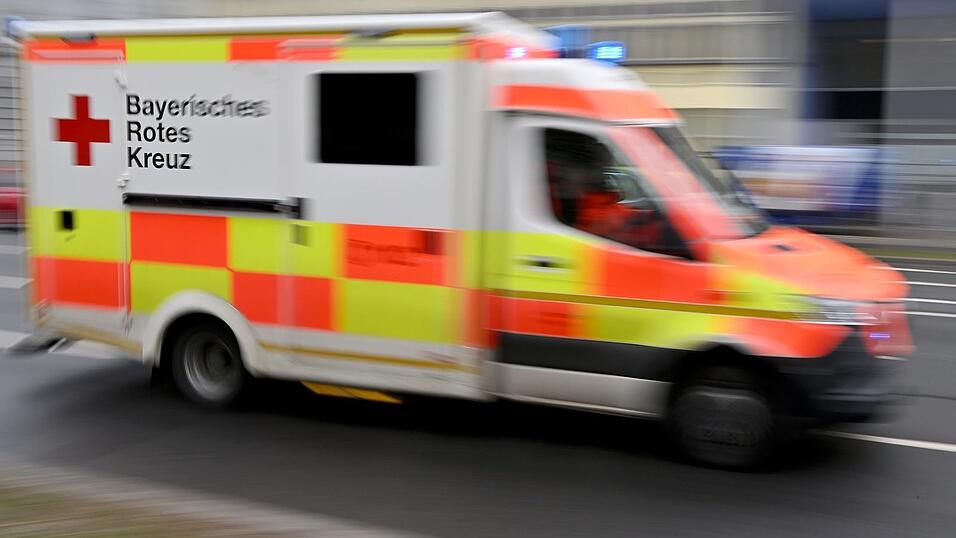 Ein Mann verliert in Straubing die Kontrolle über sein Fahrzeug und stirbt. (Symbolbild) Ein Mann verliert in Straubing die Kontrolle über sein Fahrzeug und stirbt. (Symbolbild)