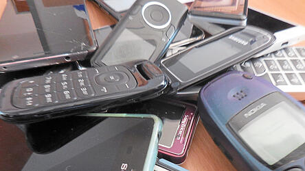 Ein Teil der gesammelten Handys, die an die Deutsche Umwelthilfe zur weiteren Verarbeitung geschickt worden sind.