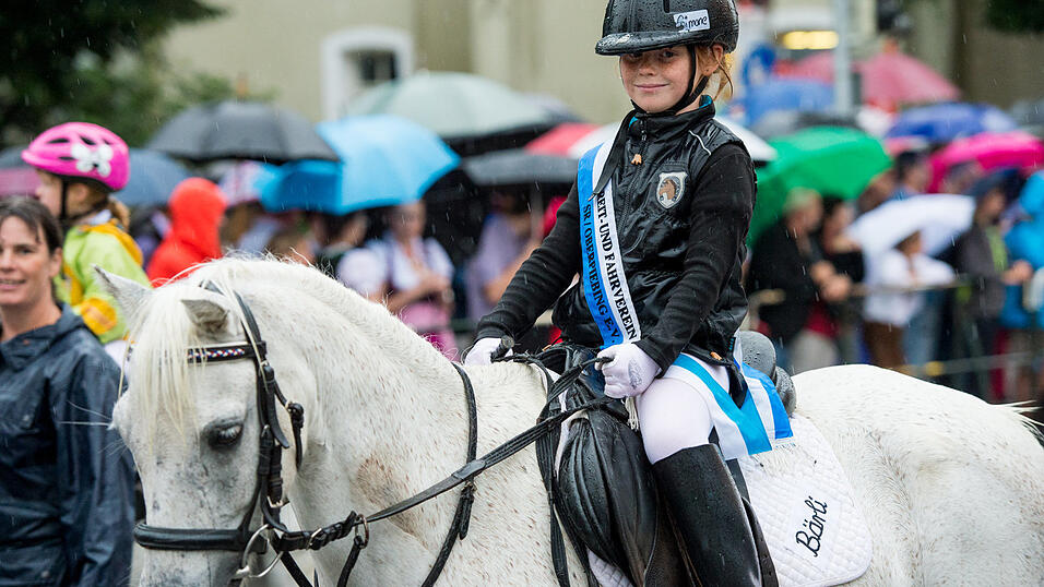 Alle Bilder dazu finden Sie hier.Foto: Mathias AdamBilder vom verregneten Volksfestauszug.