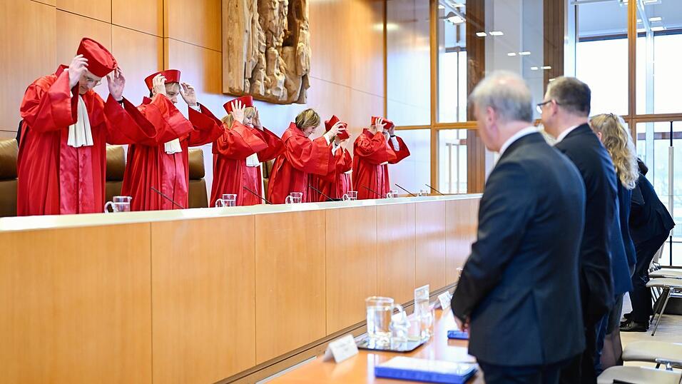 Der Solidarit&auml;tszuschlag darf erst einmal weiter erhoben werden, hat das Bundesverfassungsgericht entschieden.