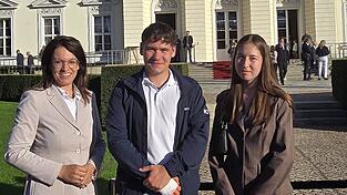 Martina Engelhardt-Kopf (l.) mit den BSG-Schülern Linda Altmann und Janik Baumann
