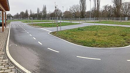 Der Fahrradübungsplatz hinter dem Turmair-Gymnasium ist künftig von April bis Oktober auch samstags und sonntags von 8 bis 20 Uhr geöffnet. Der Fahrradübungsplatz hinter dem Turmair-Gymnasium ist künftig von April bis Oktober auch samstags und sonntags von 8 bis 20 Uhr geöffnet.