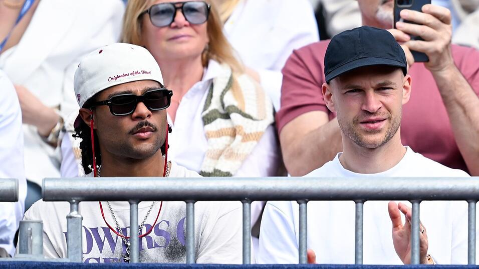 Kamen wenige Stunden nach ihrem Champions-League-Krimi gegen Real zum Tennis: Fußball-Nationalspieler Serge Gnabry (links) und Joshua Kimmich. Kamen wenige Stunden nach ihrem Champions-League-Krimi gegen Real zum Tennis: Fußball-Nationalspieler Serge Gnabry (links) und Joshua Kimmich.