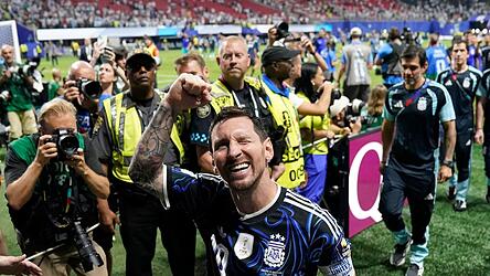 Lionel Messi l&auml;sst sich feiern.