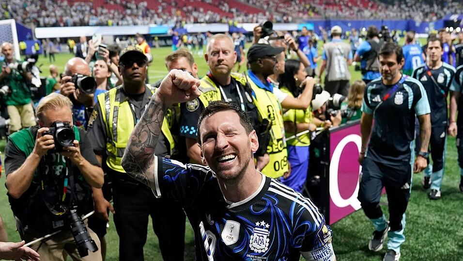 Lionel Messi l&auml;sst sich feiern.