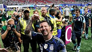 Lionel Messi lässt sich feiern. Lionel Messi lässt sich feiern.