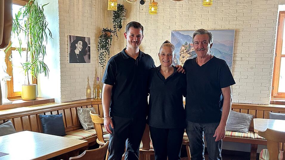 Enge Bande: Anastasios Spathis mit seinen Eltern Sotiria Tifariki und Christos führt das griechische Restaurant „Alas“ in Langenisarhofen. Enge Bande: Anastasios Spathis mit seinen Eltern Sotiria Tifariki und Christos führt das griechische Restaurant „Alas“ in Langenisarhofen.