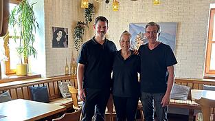 Enge Bande: Anastasios Spathis mit seinen Eltern Sotiria Tifariki und Christos führt das griechische Restaurant „Alas“ in Langenisarhofen.
