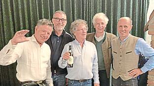 Die beiden „Macher“, Programmplaner Hannes Hetzenecker (2. v. l.) und Wirt Karl Rockermeier (rechts), mit den Well-Brüdern. Die beiden „Macher“, Programmplaner Hannes Hetzenecker (2. v. l.) und Wirt Karl Rockermeier (rechts), mit den Well-Brüdern.