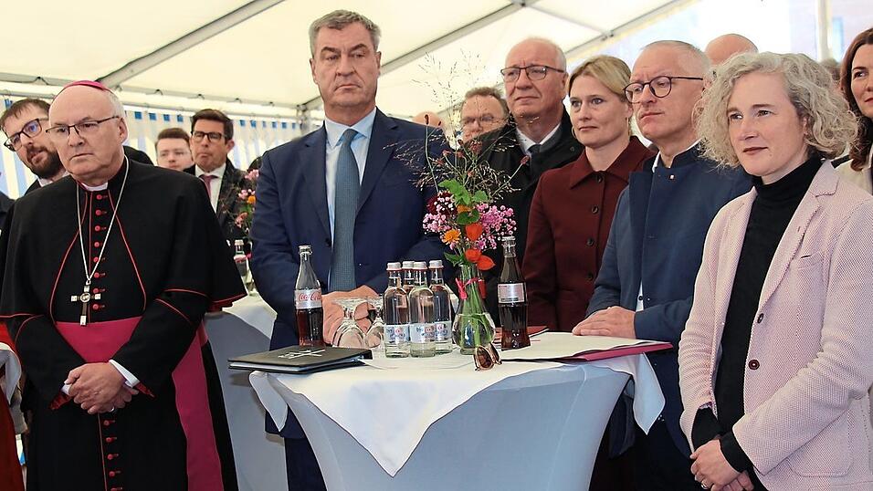 Kardinal Désiré Tsarahazana aus Madagaskar, Bischof Rudolf Voderholzer (von links), Ministerpräsident Markus Söder, Bezirkstagspräsident Franz Löffler, Medizinisch-Ärztliche Direktorin Sylvia Pemmerl, Diakon Michael Weißmann, Bürgermeisterin Helene Sigloch und Landrätin Tanja Schweiger. Kardinal Désiré Tsarahazana aus Madagaskar, Bischof Rudolf Voderholzer (von links), Ministerpräsident Markus Söder, Bezirkstagspräsident Franz Löffler, Medizinisch-Ärztliche Direktorin Sylvia Pemmerl, Diakon Michael Weißmann, Bürgermeisterin Helene Sigloch und Landrätin Tanja Schweiger.