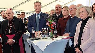 Kardinal D&eacute;sir&eacute; Tsarahazana aus Madagaskar, Bischof Rudolf Voderholzer (von links), Ministerpr&auml;sident Markus S&ouml;der, Bezirkstagspr&auml;sident Franz L&ouml;ffler, Medizinisch-&Auml;rztliche Direktorin Sylvia Pemmerl, Diakon Michael Wei&szlig;mann, B&uuml;rgermeisterin Helene Sigloch und Landr&auml;tin Tanja Schweiger.