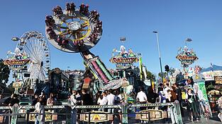 Volksfeste sind in Deutschland bis zu 1.200 Jahre alt, viele Traditionen wie den Festauszug bei der Landshuter Dult gibt es heute noch.