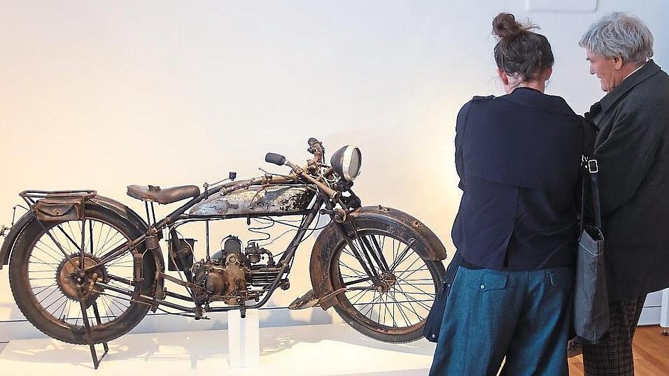 Aus der jüngeren Zeitgeschichte: ein Motorrad aus den 1920er Jahren. Aus der jüngeren Zeitgeschichte: ein Motorrad aus den 1920er Jahren.
