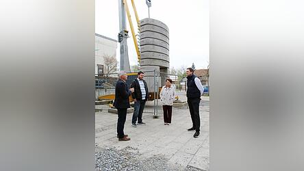 Landrat Peter Dreier (links) machte sich ein Bild von den Arbeiten zur Generalsanierung der Schule an der Bina in Bonbruck - begleitet von Schulleiterin Maria Findelsberger (Mitte), sowie Rares Nastasoiu (2. v. l.) und Thomas St&ouml;ckl (rechts) vom Kreiseigenen Hochbau des Landkreises.