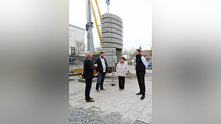 Landrat Peter Dreier (links) machte sich ein Bild von den Arbeiten zur Generalsanierung der Schule an der Bina in Bonbruck - begleitet von Schulleiterin Maria Findelsberger (Mitte), sowie Rares Nastasoiu (2. v. l.) und Thomas St&ouml;ckl (rechts) vom Kreiseigenen Hochbau des Landkreises.