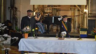 Vorstand Roland Vogl (links) stellt am Podium mit Kilian Fischer (rechts) Festredner Prof. Dr. Joseph Dieu den Gästen vor. Vorstand Roland Vogl (links) stellt am Podium mit Kilian Fischer (rechts) Festredner Prof. Dr. Joseph Dieu den Gästen vor.