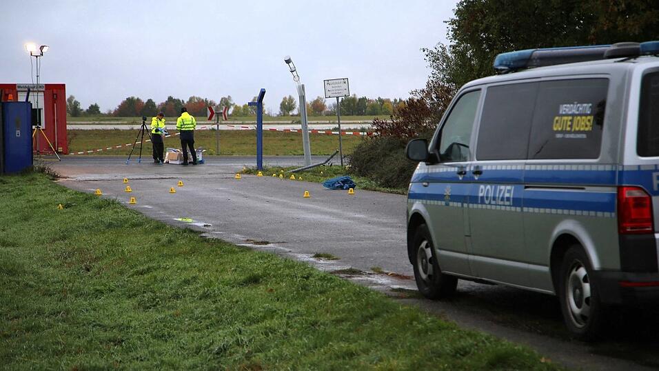 Die Polizei war auch nach Tagesanbruch am Ort des Geschehens.