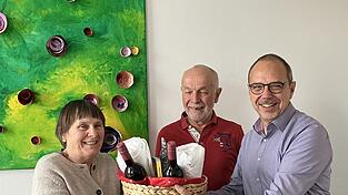 'So jemanden wie Sie werden wir nie wieder finden', bedauerte Jugendamtsleiter Otto Eder (rechts) bei der Verabschiedung von Hildegard und Hartmut Scheide. 'So jemanden wie Sie werden wir nie wieder finden', bedauerte Jugendamtsleiter Otto Eder (rechts) bei der Verabschiedung von Hildegard und Hartmut Scheide.