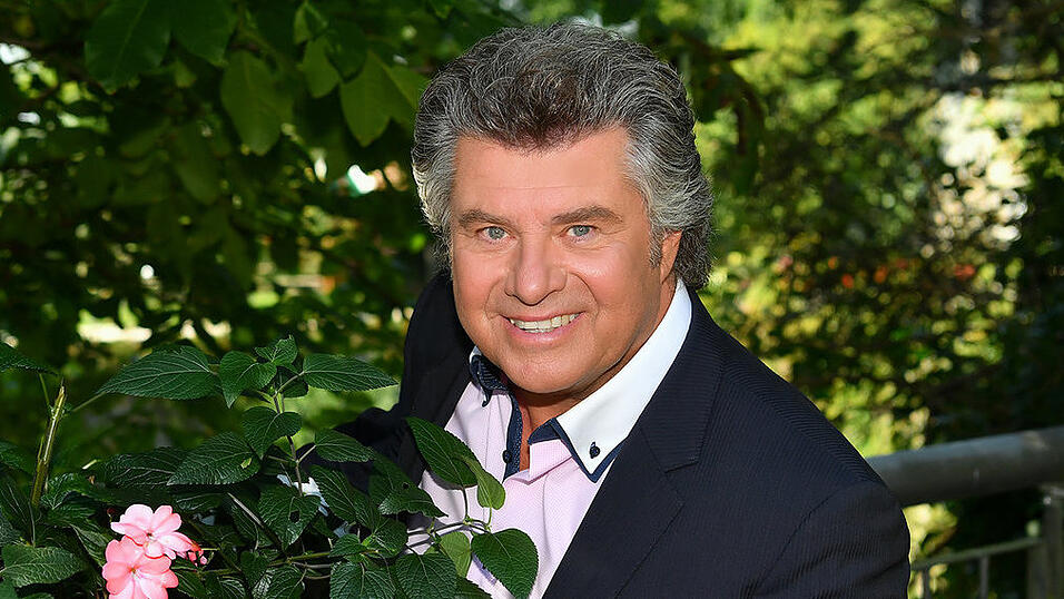 Seit &uuml;ber 40 Jahre auf den gro&szlig;en Schlagerb&uuml;hnen im In- und Ausland daheim: Andy Borg. Am 24. April ist der Wahl-Passauer zu Gast in der Deggendorfer Stadthalle. Vorab haben wir mit ihm &uuml;ber Schnitzel mit Pommes, den Unterschied zwischen Klavier und E-Gitarre und seine 'Zugabenphase' geplaudert.