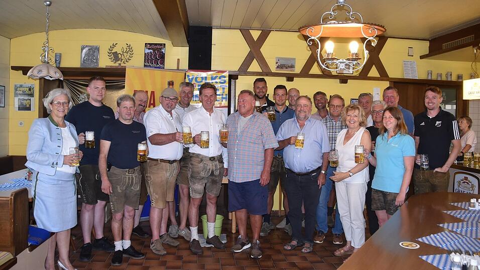 Die Teilnehmer der Bierprobe stoßen an auf vier erfolgreiche Tage. Die Teilnehmer der Bierprobe stoßen an auf vier erfolgreiche Tage.