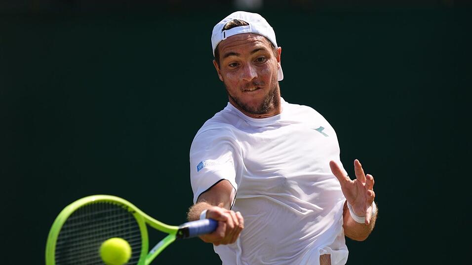 Mit seinem offensiven Spiel besiegte Jan-Lennard Struff den Top-Ten-Spieler Daniil Medwedew. Mit seinem offensiven Spiel besiegte Jan-Lennard Struff den Top-Ten-Spieler Daniil Medwedew.