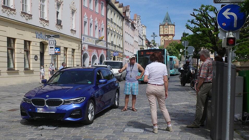 Der Poller und ein BMW aus M&uuml;nchnen.